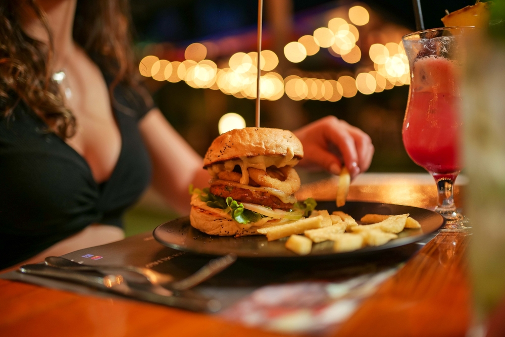 Burger,pub,outdoor,table,night,time,cocktail