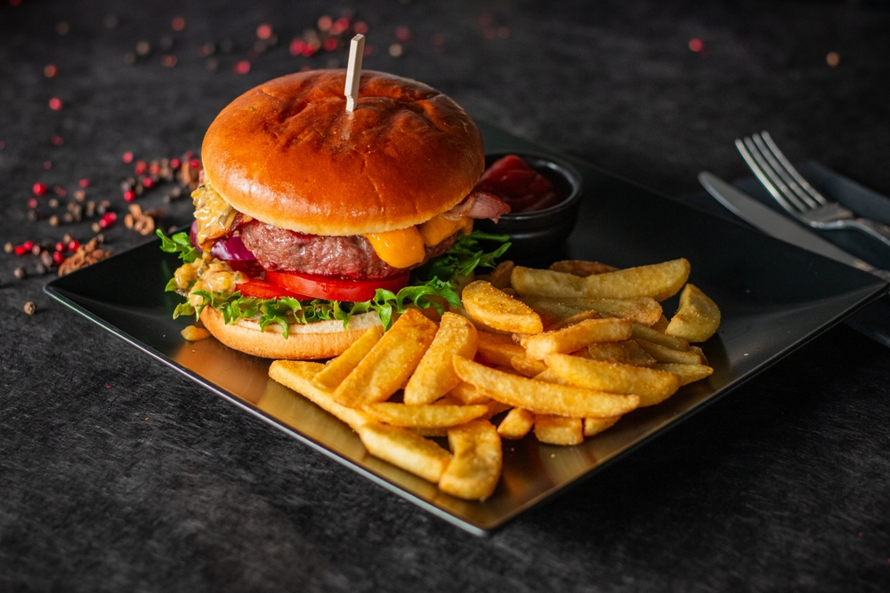 A,juicy,burger,with,lettuce,,tomato,,cheese,,and,onions